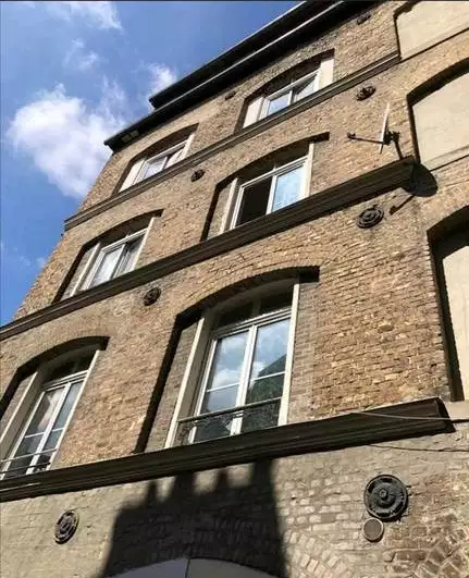 Старинные здания с множеством квартир в Эльбеф, Франция