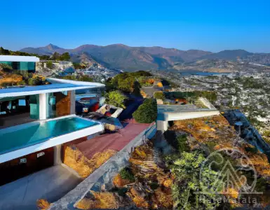 Вилла с видом на море на полуострове Бодрум в Турции.