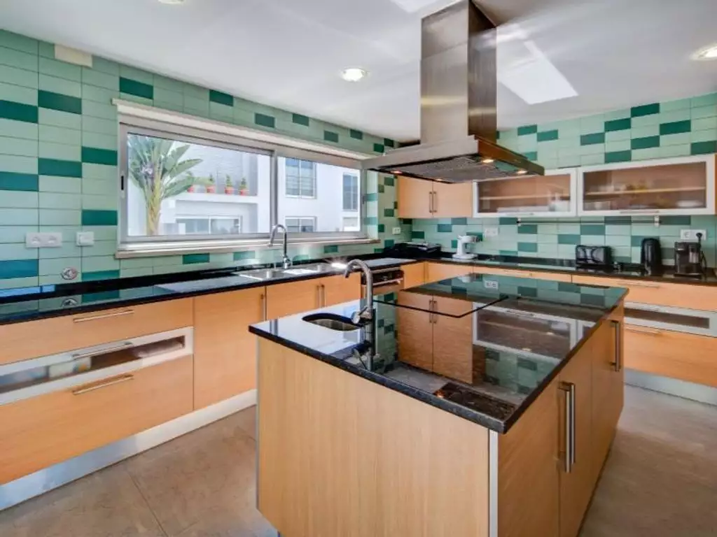 4-этажная вилла с видом на море в самом тихом районе Лиссабона - Альто-да-Барра