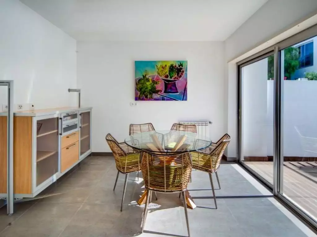 4-этажная вилла с видом на море в самом тихом районе Лиссабона - Альто-да-Барра