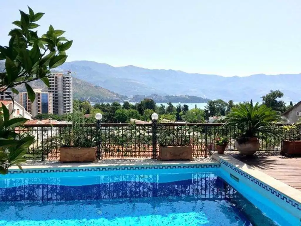 Каменная вилла с 5 спальнями и красивым видом на город Будва в Черногории