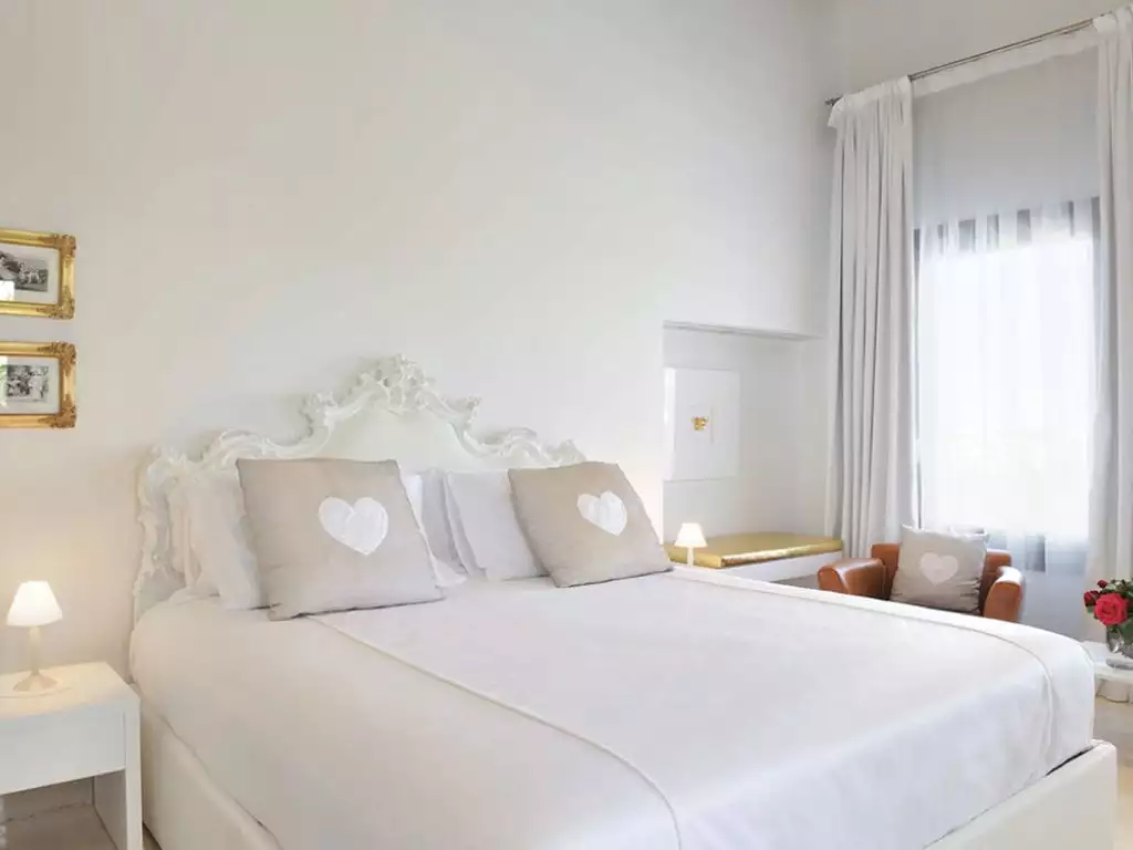 Пафос - город с древними театрами, голубыми лагунами и... новыми особняками