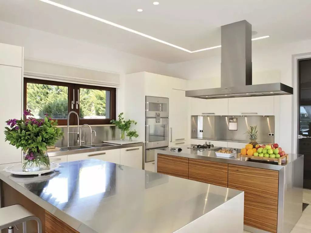 Пафос - город с древними театрами, голубыми лагунами и... новыми особняками