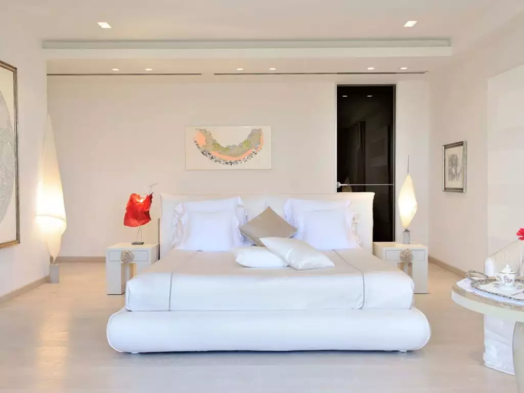 Пафос - город с древними театрами, голубыми лагунами и... новыми особняками