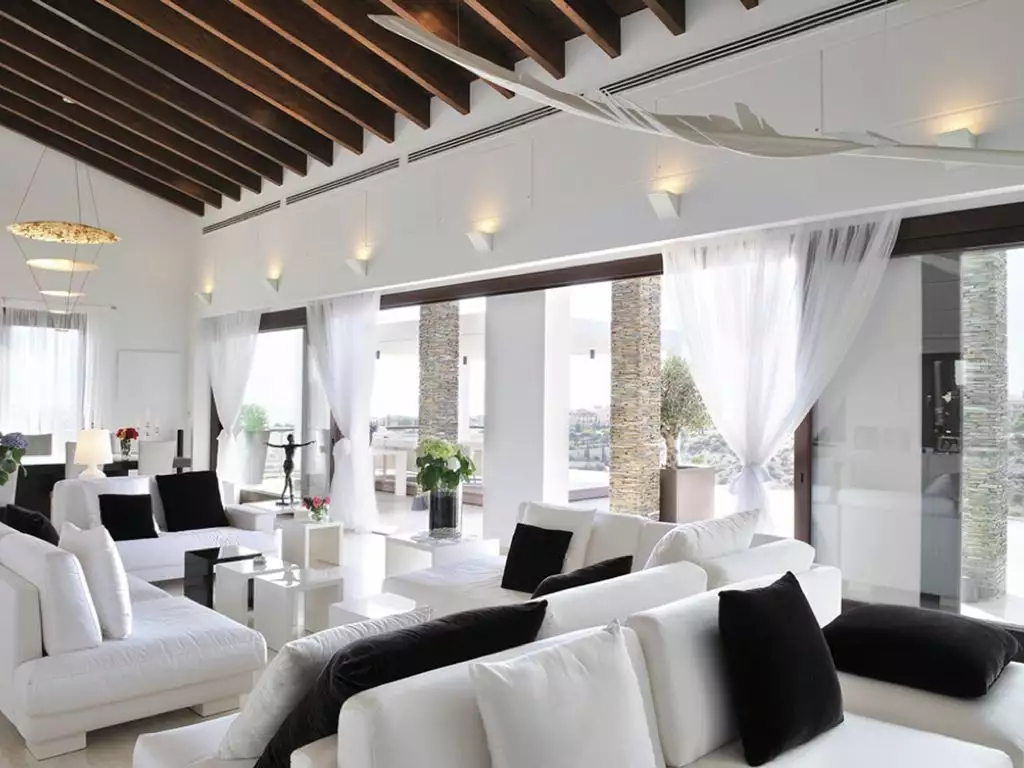 Пафос - город с древними театрами, голубыми лагунами и... новыми особняками