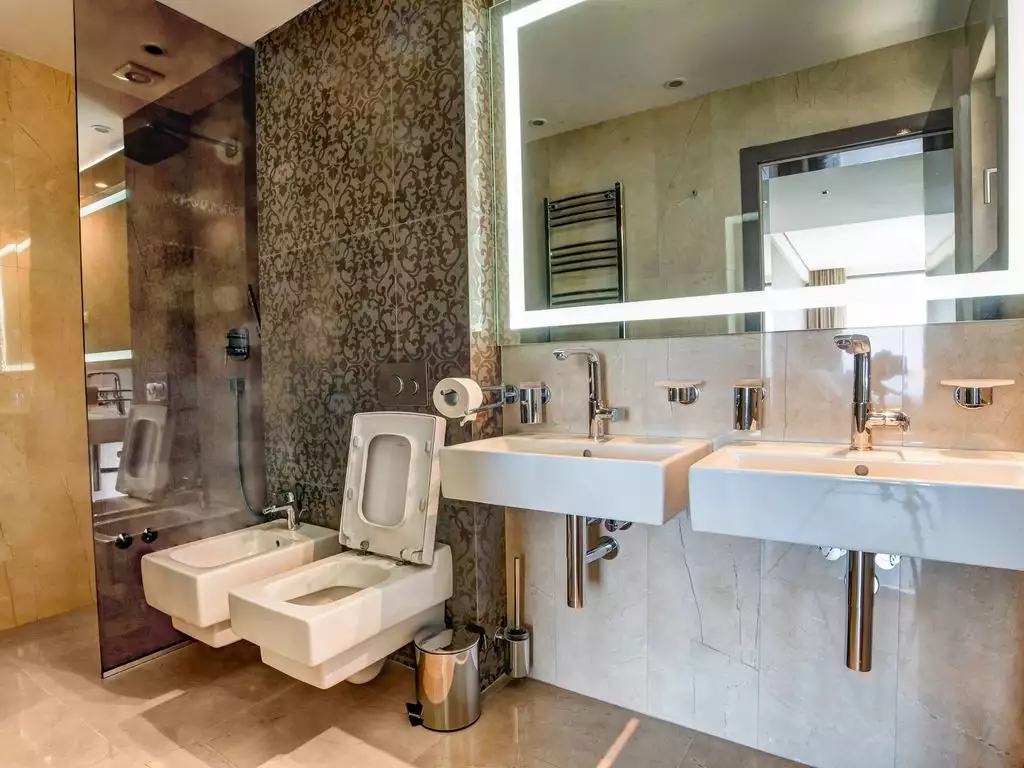 Курортная недвижимость в Черногории - 3 элитные виллы на берегу моря