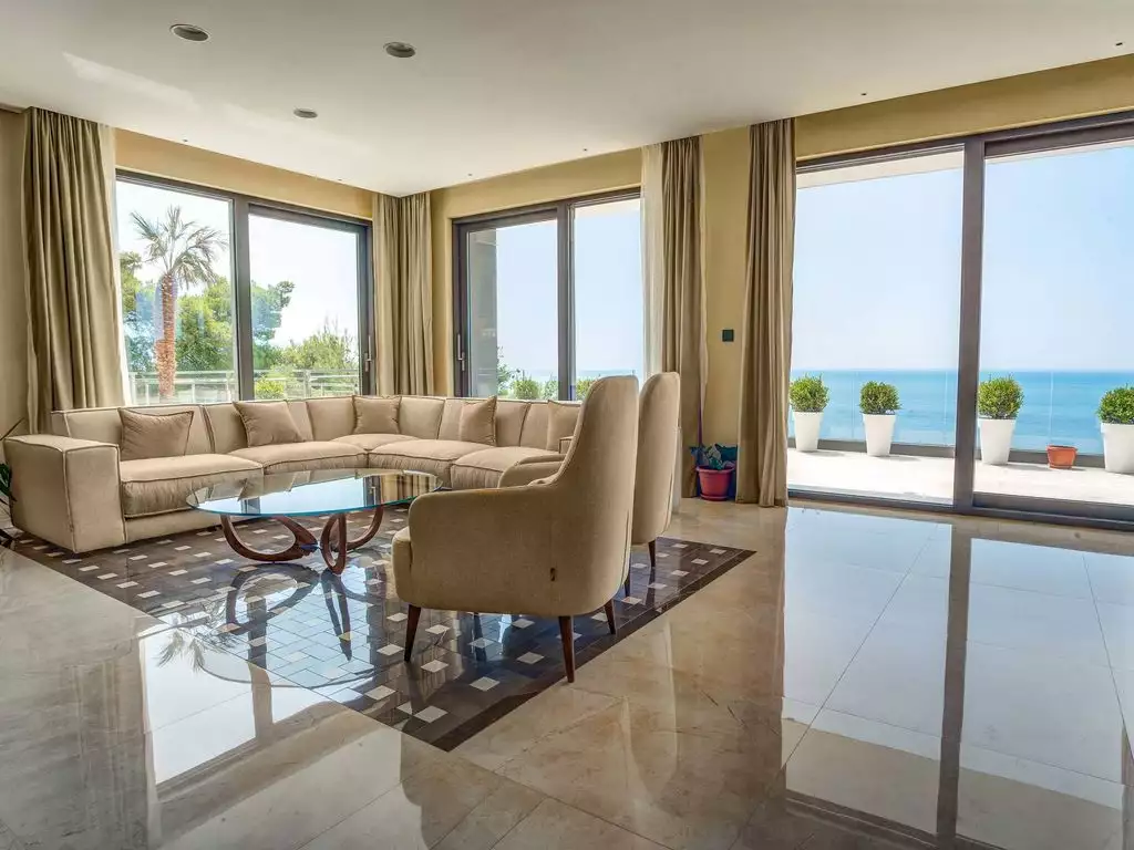 Курортная недвижимость в Черногории - 3 элитные виллы на берегу моря