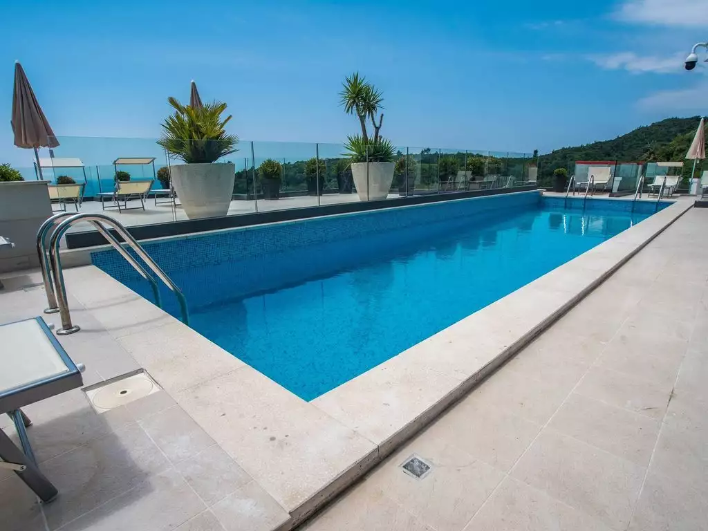 Курортная недвижимость в Черногории - 3 элитные виллы на берегу моря