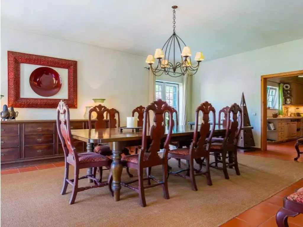 Обзор виллы с 6 спальнями на популярном курорте в Португалии