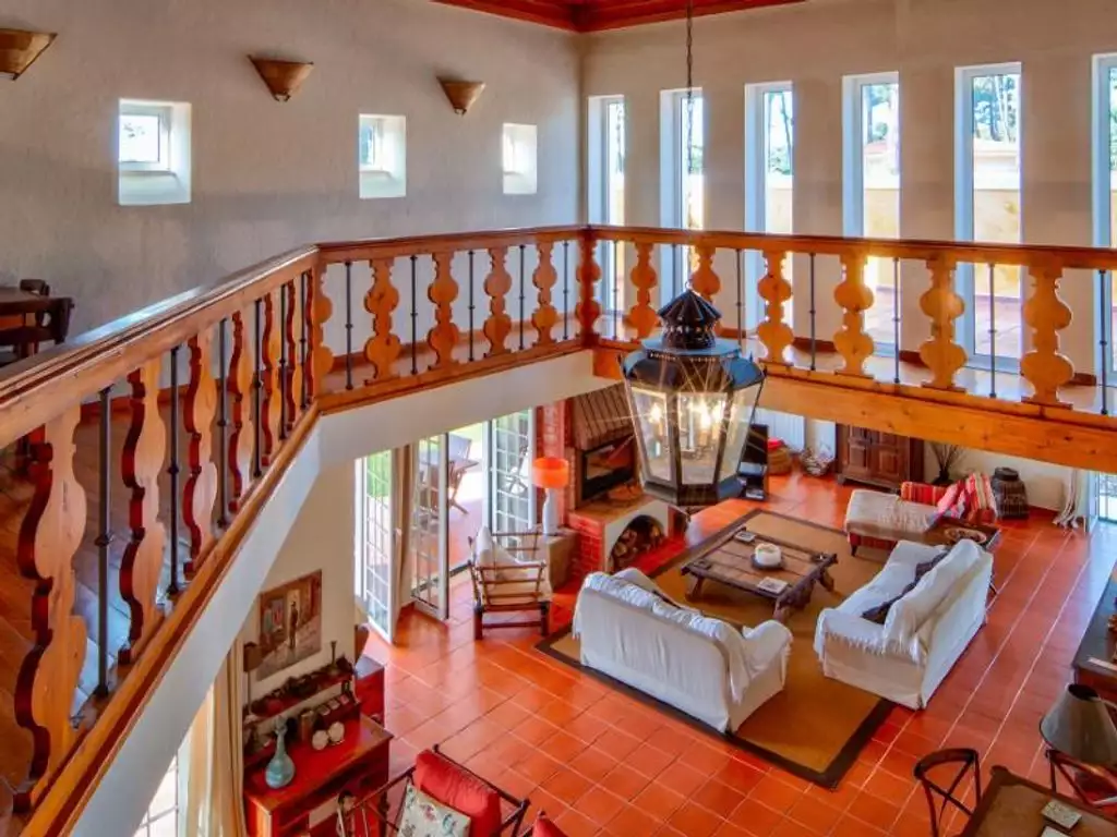 Обзор виллы с 6 спальнями на популярном курорте в Португалии