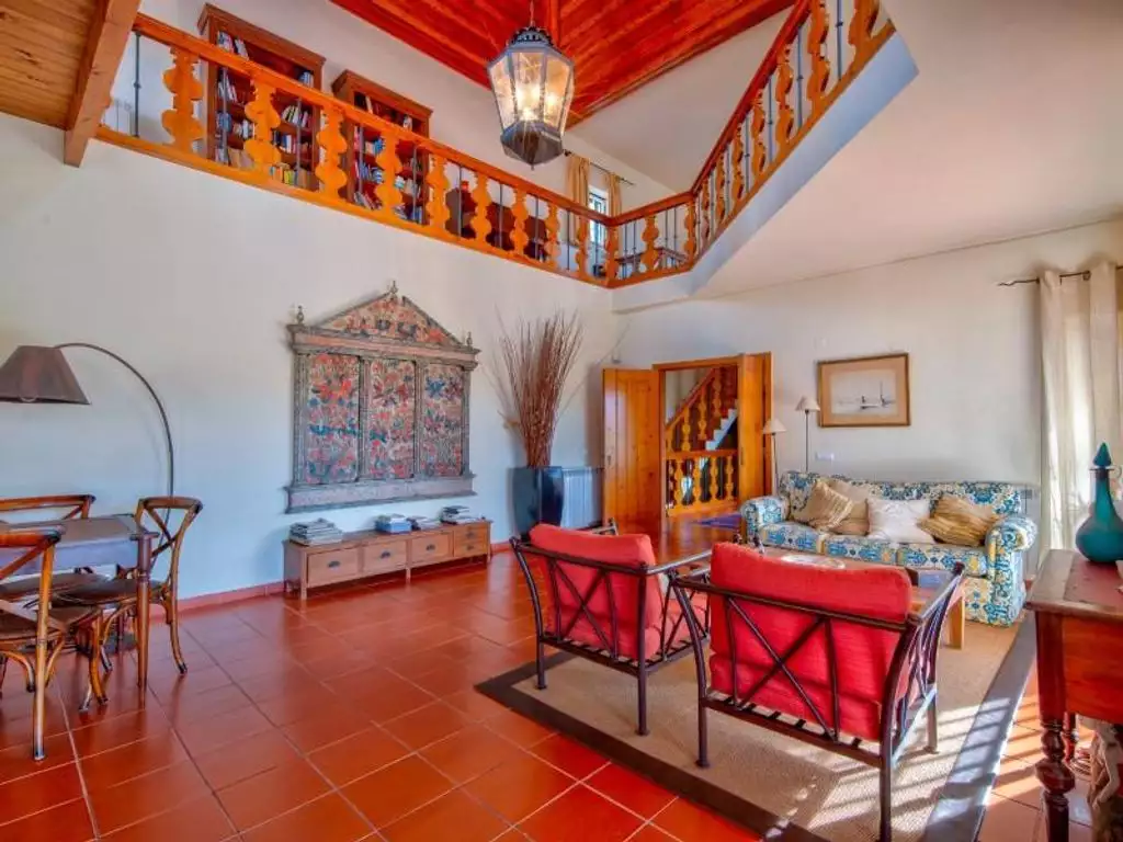 Обзор виллы с 6 спальнями на популярном курорте в Португалии