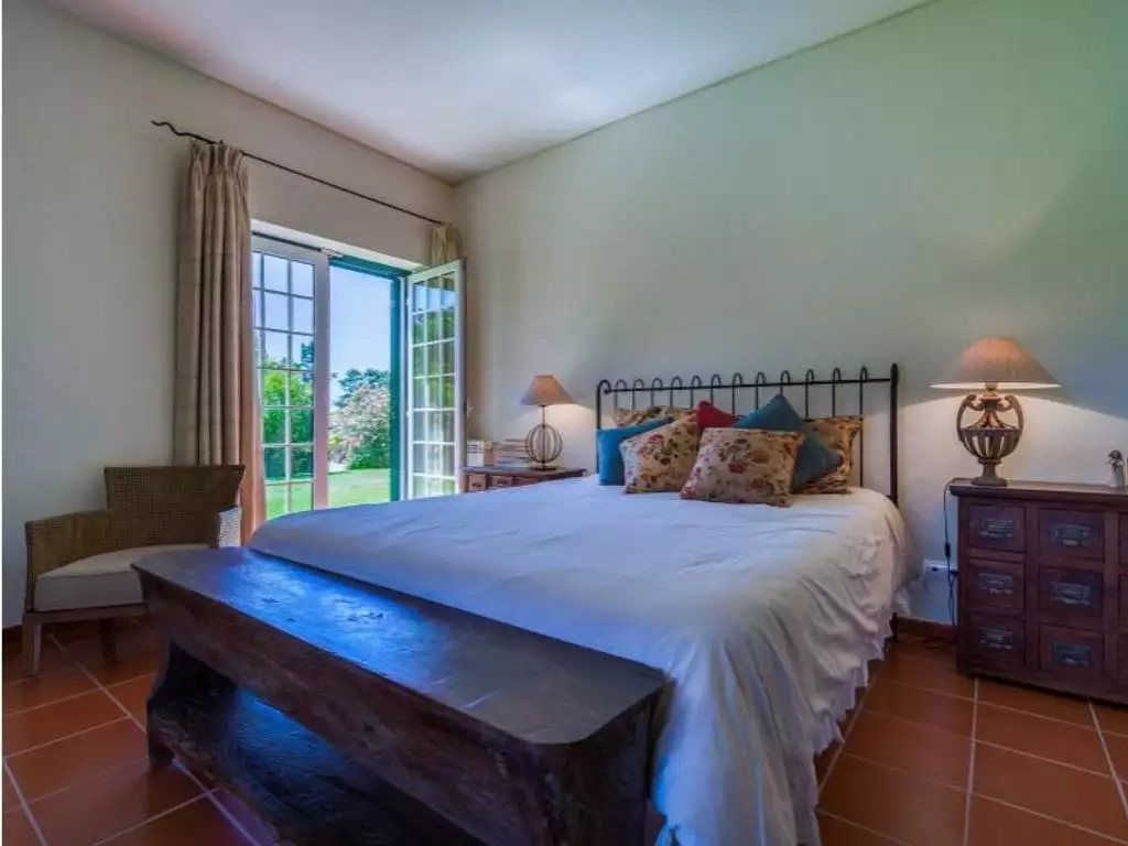 Обзор виллы с 6 спальнями на популярном курорте в Португалии