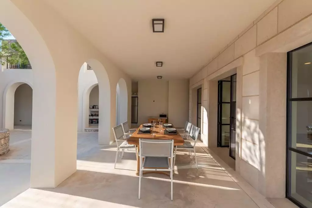 Элитная вилла на Черногорском побережье: уникальная возможность купить недвижимость мечты