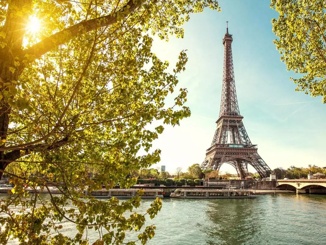 Изучение процесса получения статуса резидента Франции