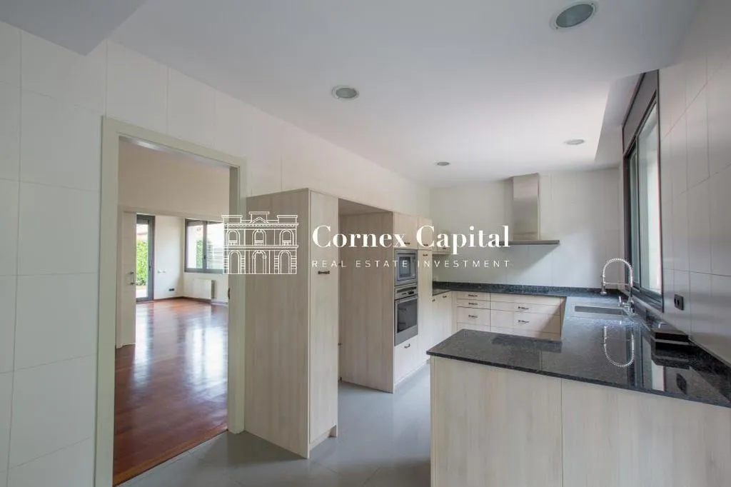 Таунхаус 674м² в Испании, Барселона. Стоимостью 2950000€ аренда фото-2