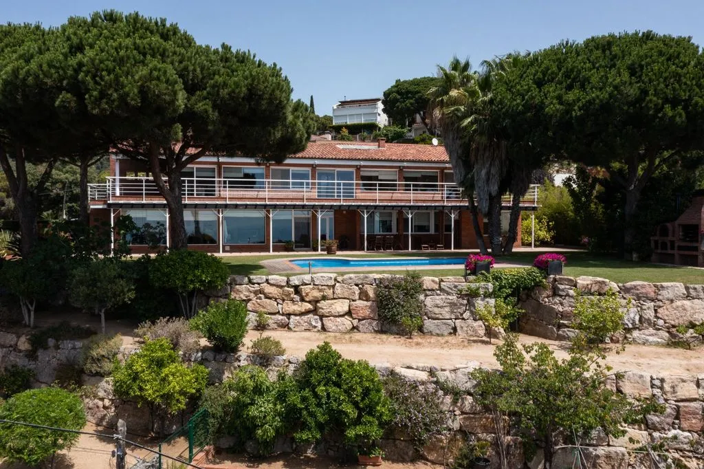 Вилла 648м² в Испании, Кабрильс. Стоимостью 3400000€ аренда фото-3