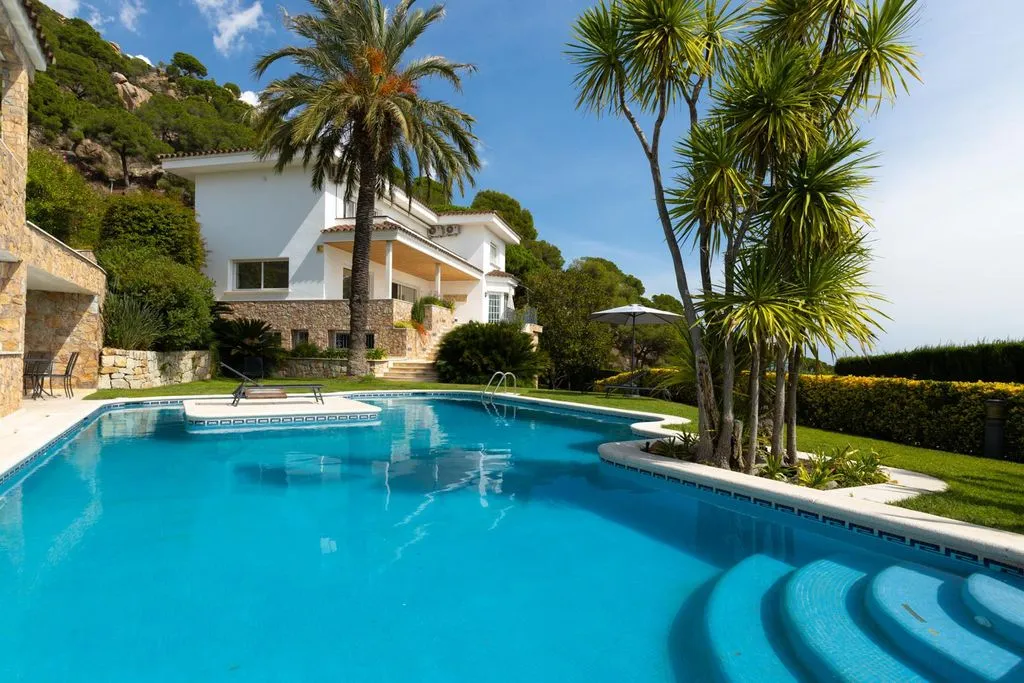 Дом 539м² в Испании, Кабрильс. Стоимостью 1950000€ аренда фото-1