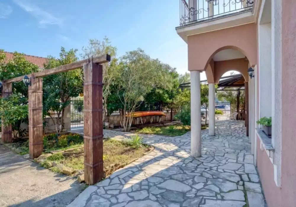 Отель, гостиница 400м² в Черногории, Тиват. Стоимостью 1300000€ аренда фото-13