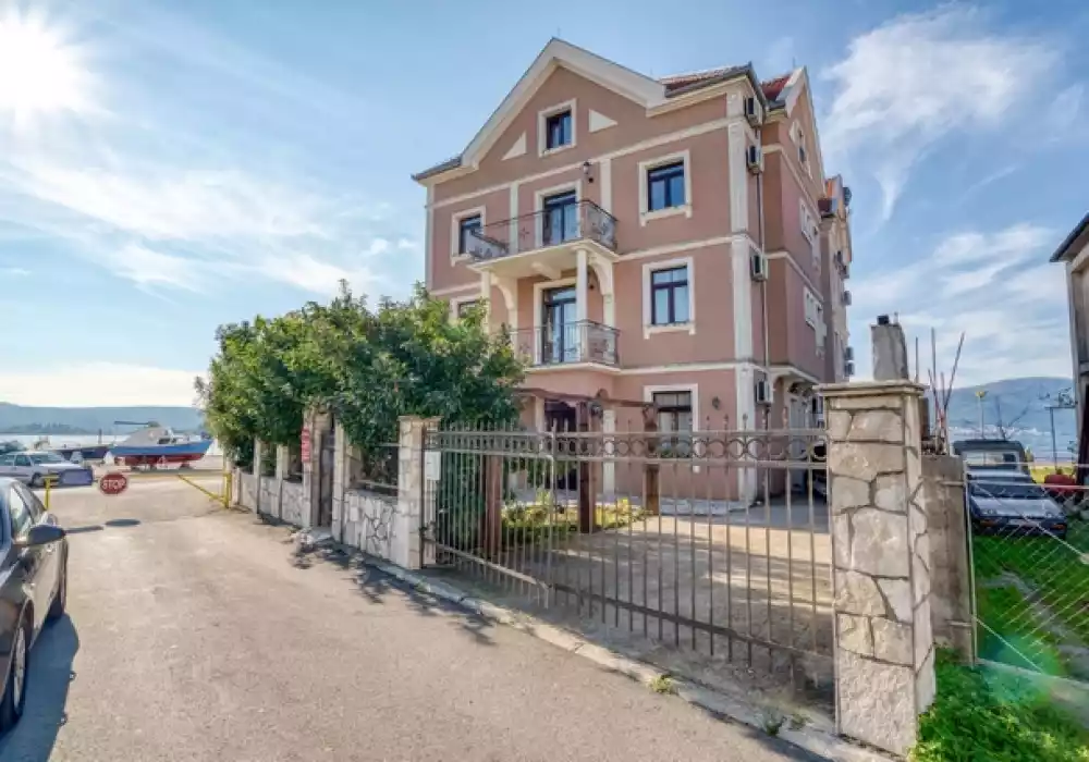 Отель, гостиница 400м² в Черногории, Тиват. Стоимостью 1300000€ аренда фото-3