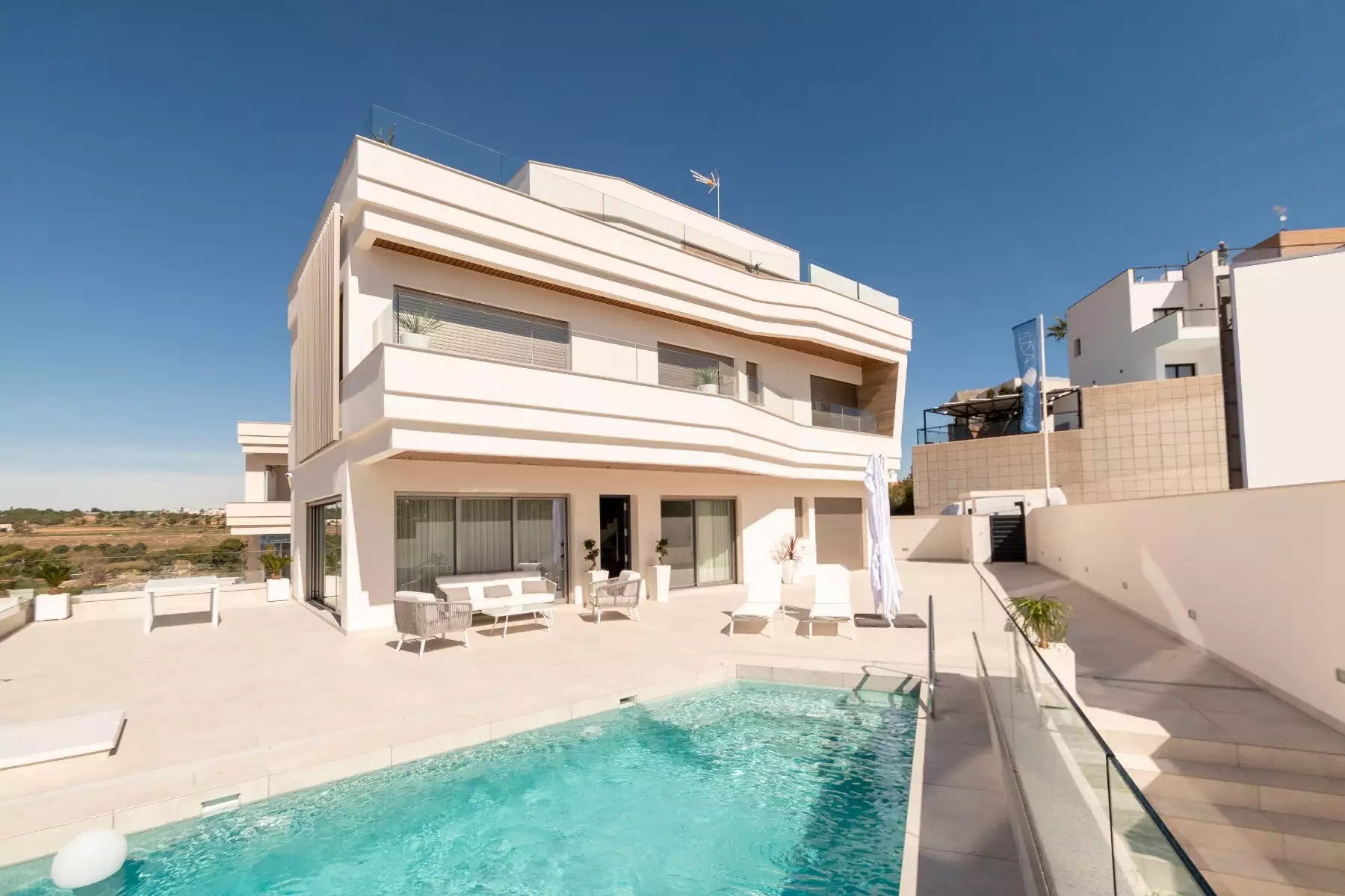 Вилла 336м² в Испании, Деэса-де-Кампоамор. Стоимостью 1430000€ аренда фото-1
