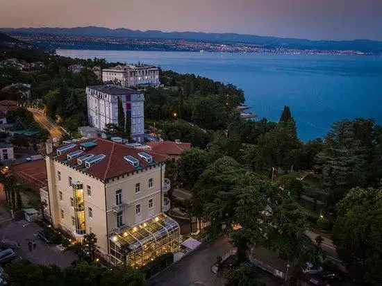 Отель, гостиница 1300м² в Хорватии, Ловран. Стоимостью 4000000€ аренда фото-1