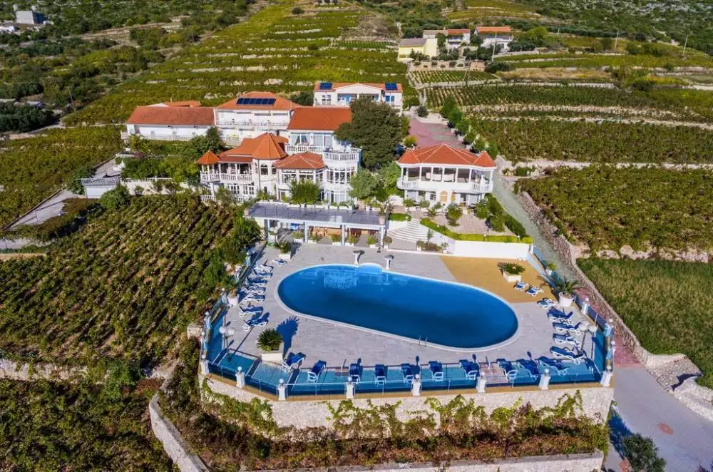 Отель, гостиница 2400м² в Хорватии, Пельешац. Стоимостью 3700000€ аренда фото-5