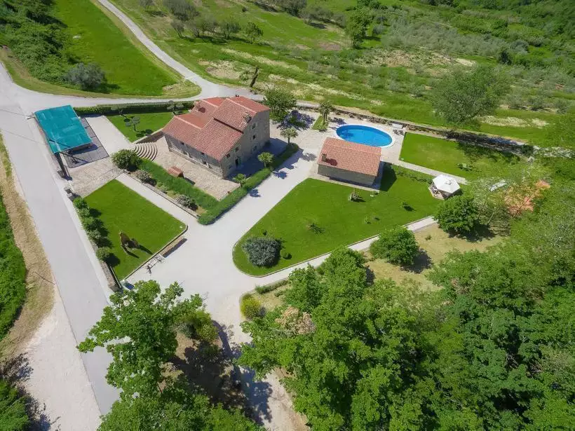 Отель, гостиница 240м² в Хорватии, Буе. Стоимостью 1200000€ аренда фото-2