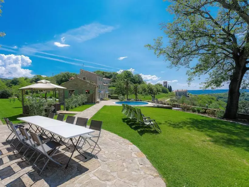 Отель, гостиница 240м² в Хорватии, Буе. Стоимостью 1200000€ аренда фото-14