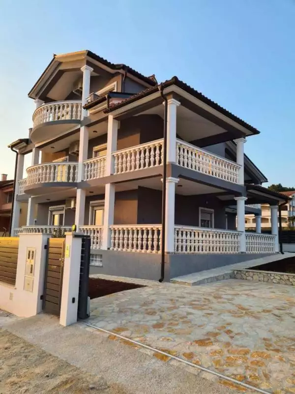 Отель, гостиница 225м² в Хорватии, Медулин. Стоимостью 1350000€ аренда фото-4