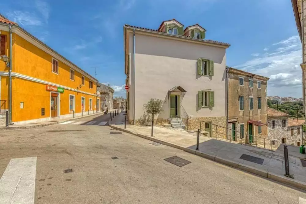 Отель, гостиница 120м² в Хорватии, Врсар. Стоимостью 571000€ аренда фото-1