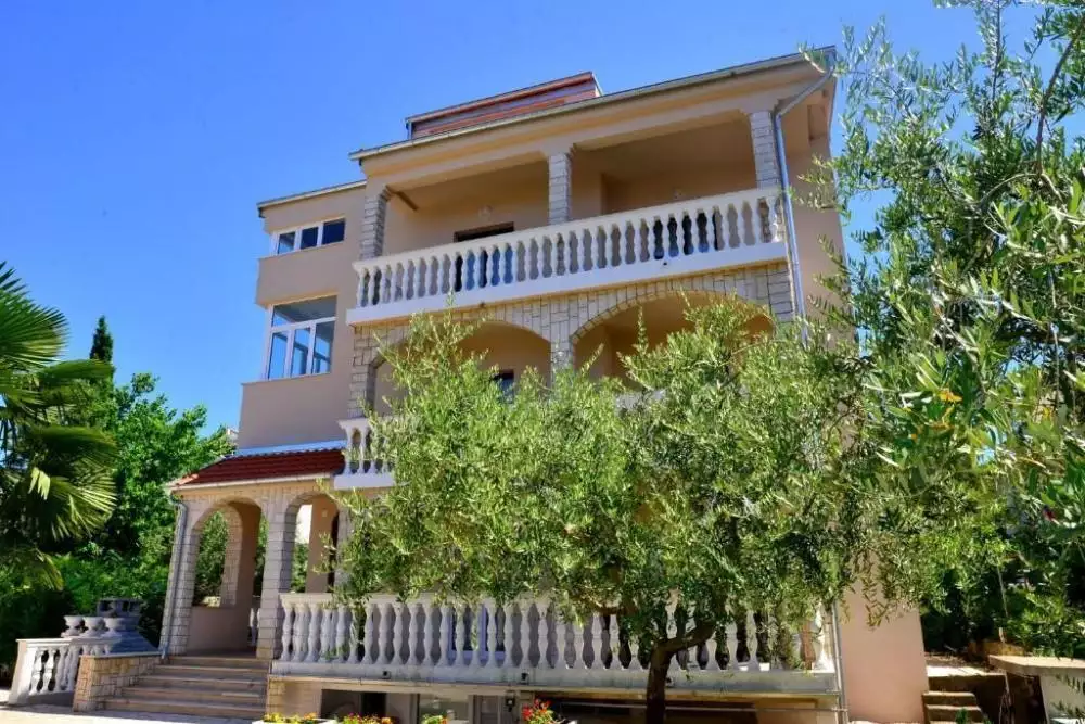 Отель, гостиница 560м² в Хорватии, Малинска. Стоимостью 1400000€ аренда фото-1