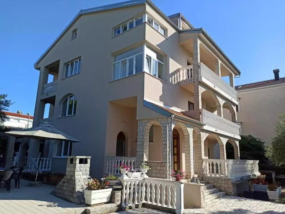 Отель, гостиница 560м² в Хорватии, Малинска. Стоимостью 1400000€ аренда фото-3