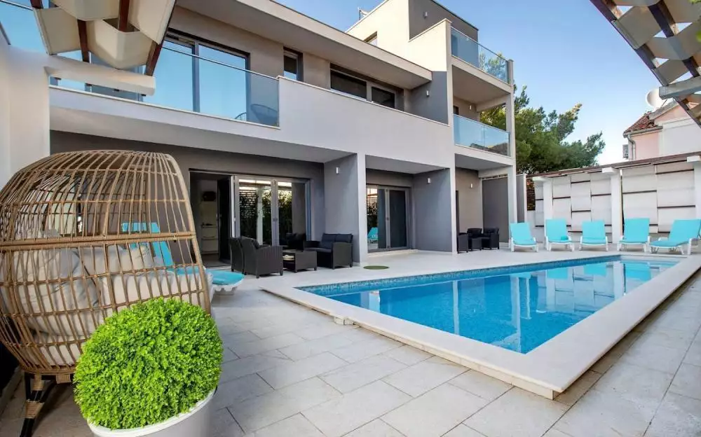 Отель, гостиница 350м² в Хорватии, Рогозница. Стоимостью 940000€ аренда фото-1