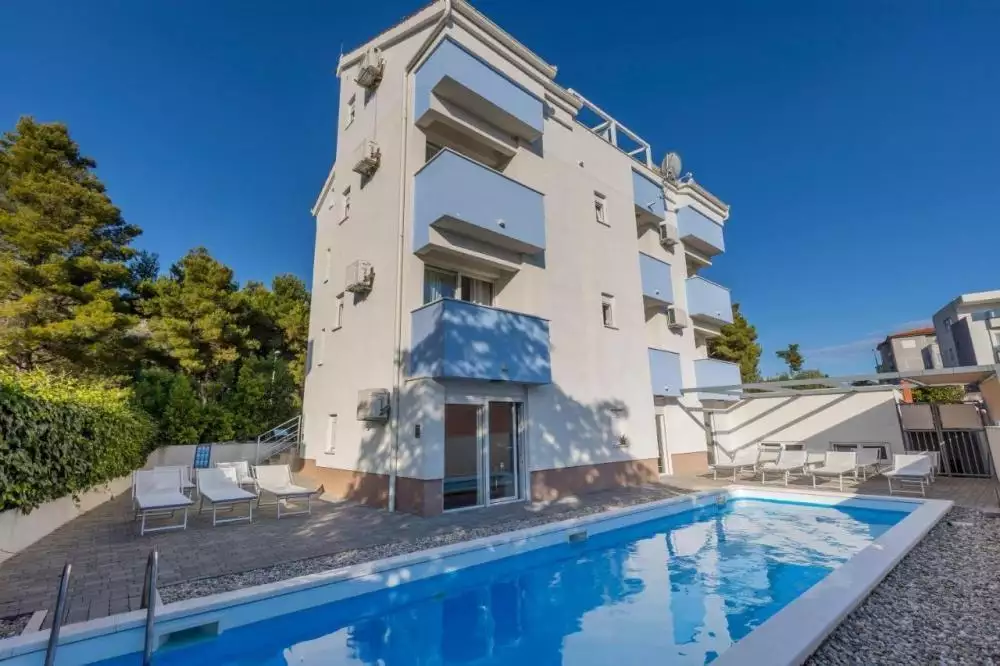 Отель, гостиница 468м² в Хорватии, Подстрана. Стоимостью 1100000€ аренда фото-1