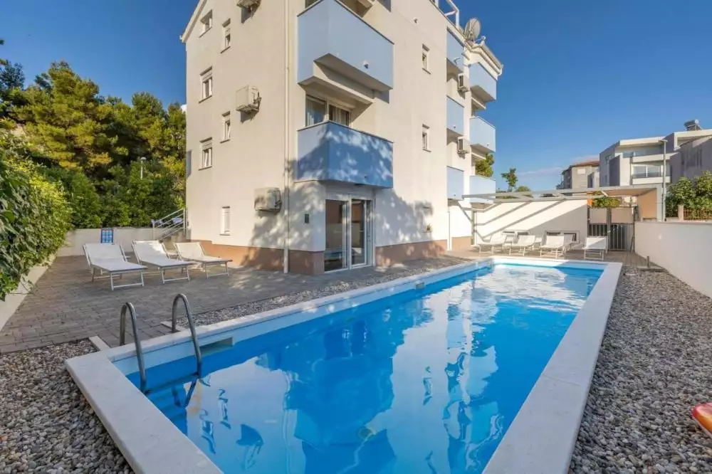 Отель, гостиница 468м² в Хорватии, Подстрана. Стоимостью 1100000€ аренда фото-3
