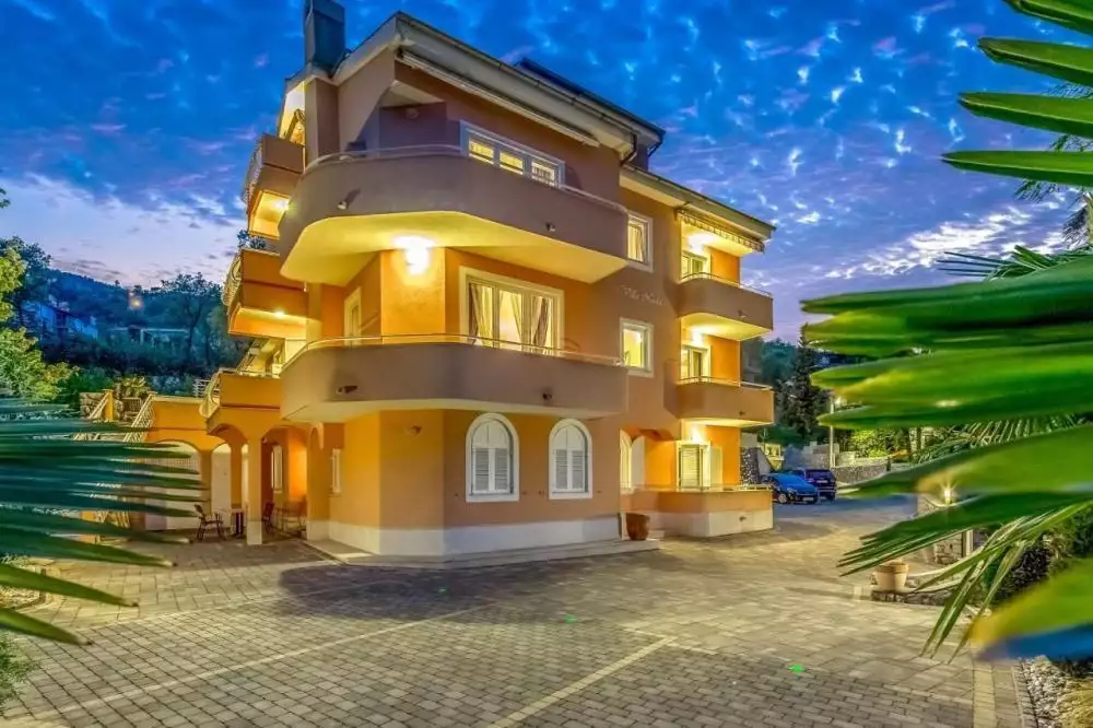 Отель, гостиница 700м² в Хорватии, Ловран. Стоимостью 3700000€ аренда фото-1