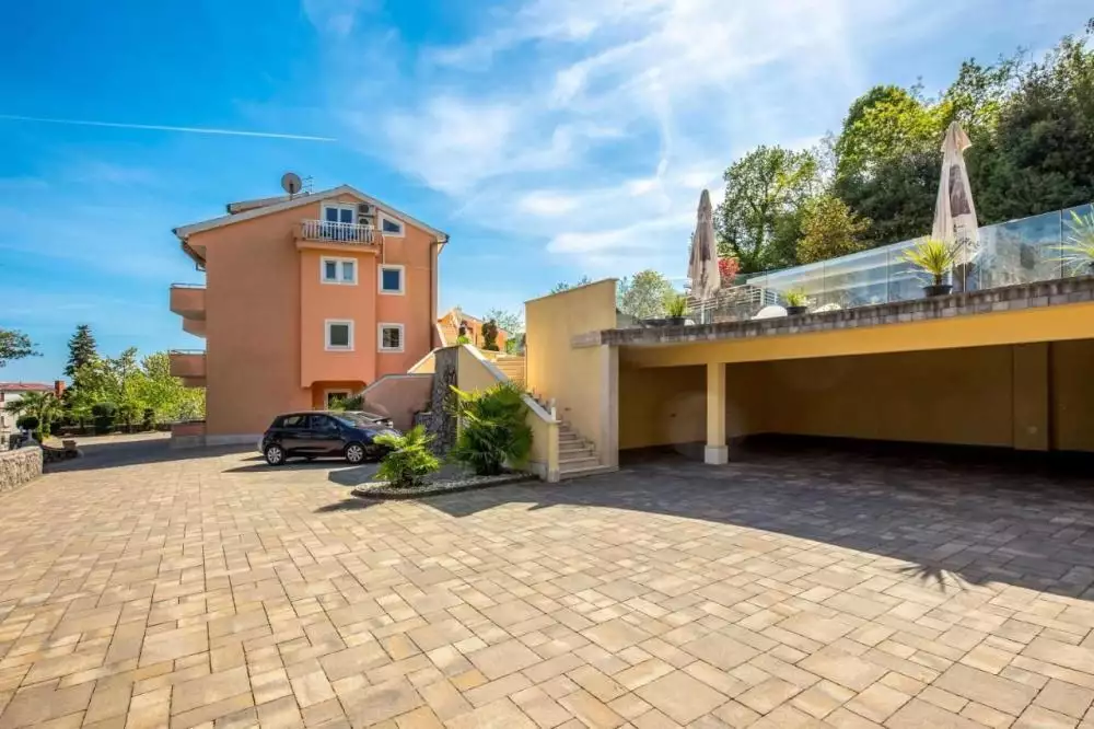 Отель, гостиница 700м² в Хорватии, Ловран. Стоимостью 3700000€ аренда фото-3