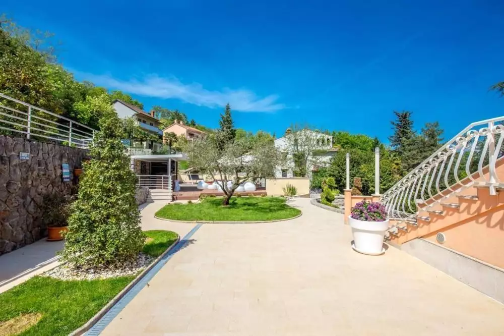 Отель, гостиница 700м² в Хорватии, Ловран. Стоимостью 3700000€ аренда фото-17