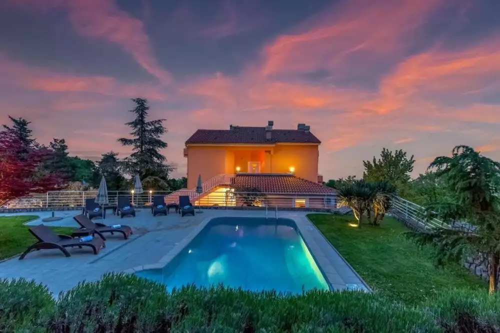 Отель, гостиница 700м² в Хорватии, Ловран. Стоимостью 3700000€ аренда фото-1