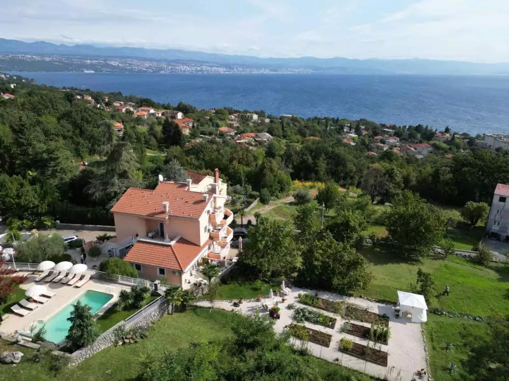 Отель, гостиница 700м² в Хорватии, Ловран. Стоимостью 3700000€ аренда фото-15