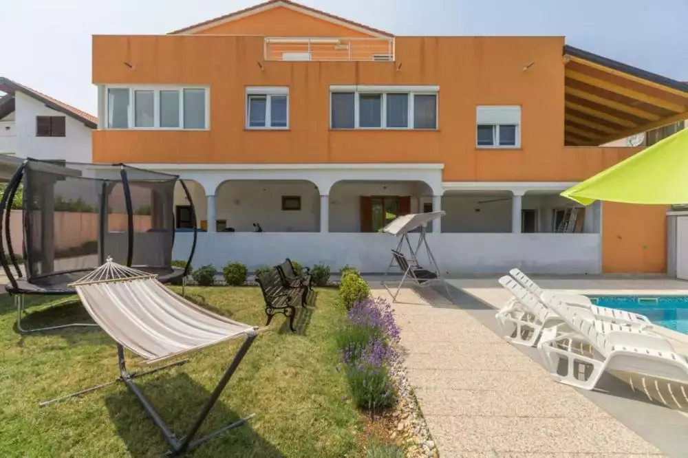 Отель, гостиница 900м² в Хорватии, Медулин. Стоимостью 2500000€ аренда фото-7
