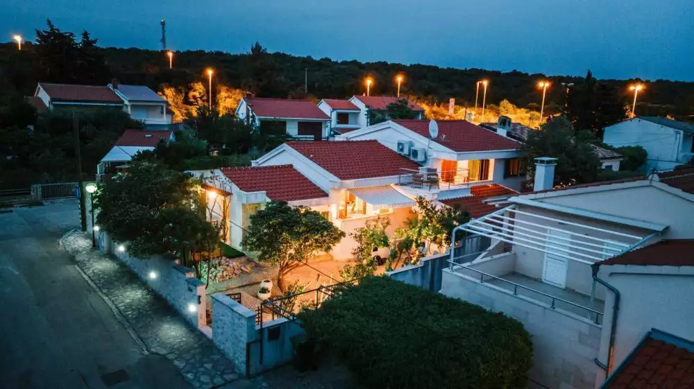 Отель, гостиница 196м² в Хорватии, Петрчане. Стоимостью 690000€ аренда фото-1