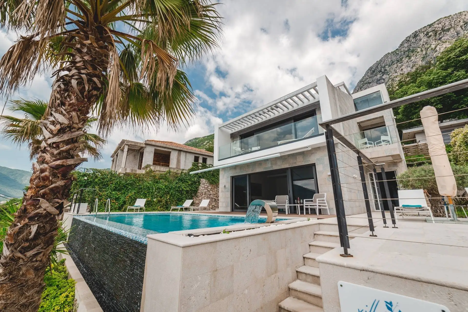 Вилла 450м² в Черногории, Стрп. Стоимостью 3500000€ аренда фото-1