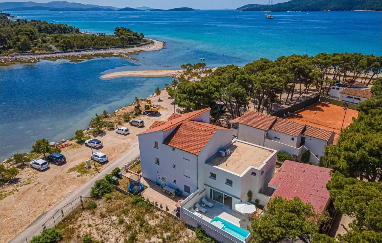 Отель, гостиница 470м² в Хорватии, Шибеник. Стоимостью 1800000€ аренда фото-4