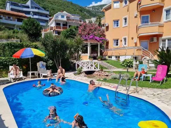 Отель, гостиница 600м² в Черногории, Петровац. Стоимостью 1650000€ аренда фото-1