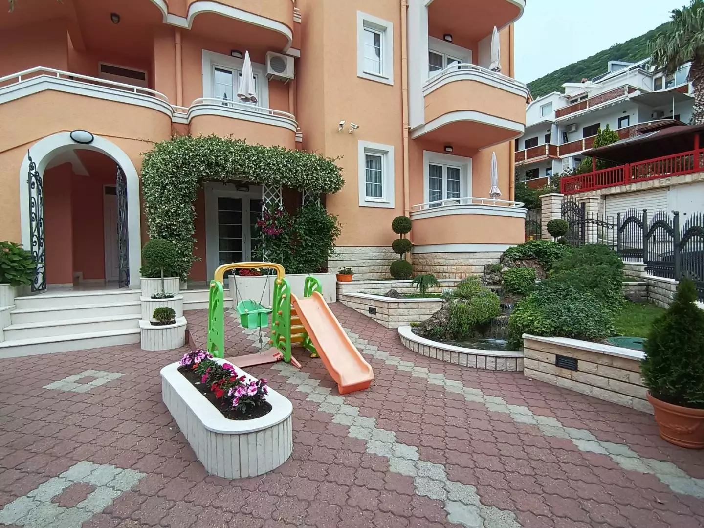 Отель, гостиница 600м² в Черногории, Петровац. Стоимостью 1650000€ аренда фото-2