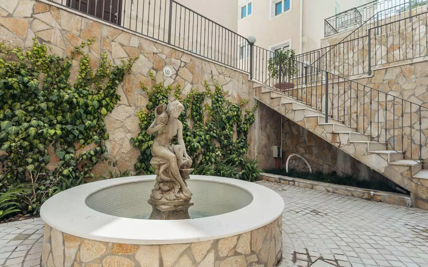 Квартира 1796м² в Черногории, Кумбор. Стоимостью 600000€ аренда фото-11