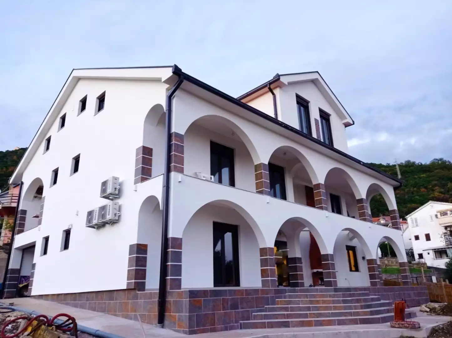 Вилла 384м² в Черногории, Херцег-Нови. Стоимостью 1312000€ аренда фото-1
