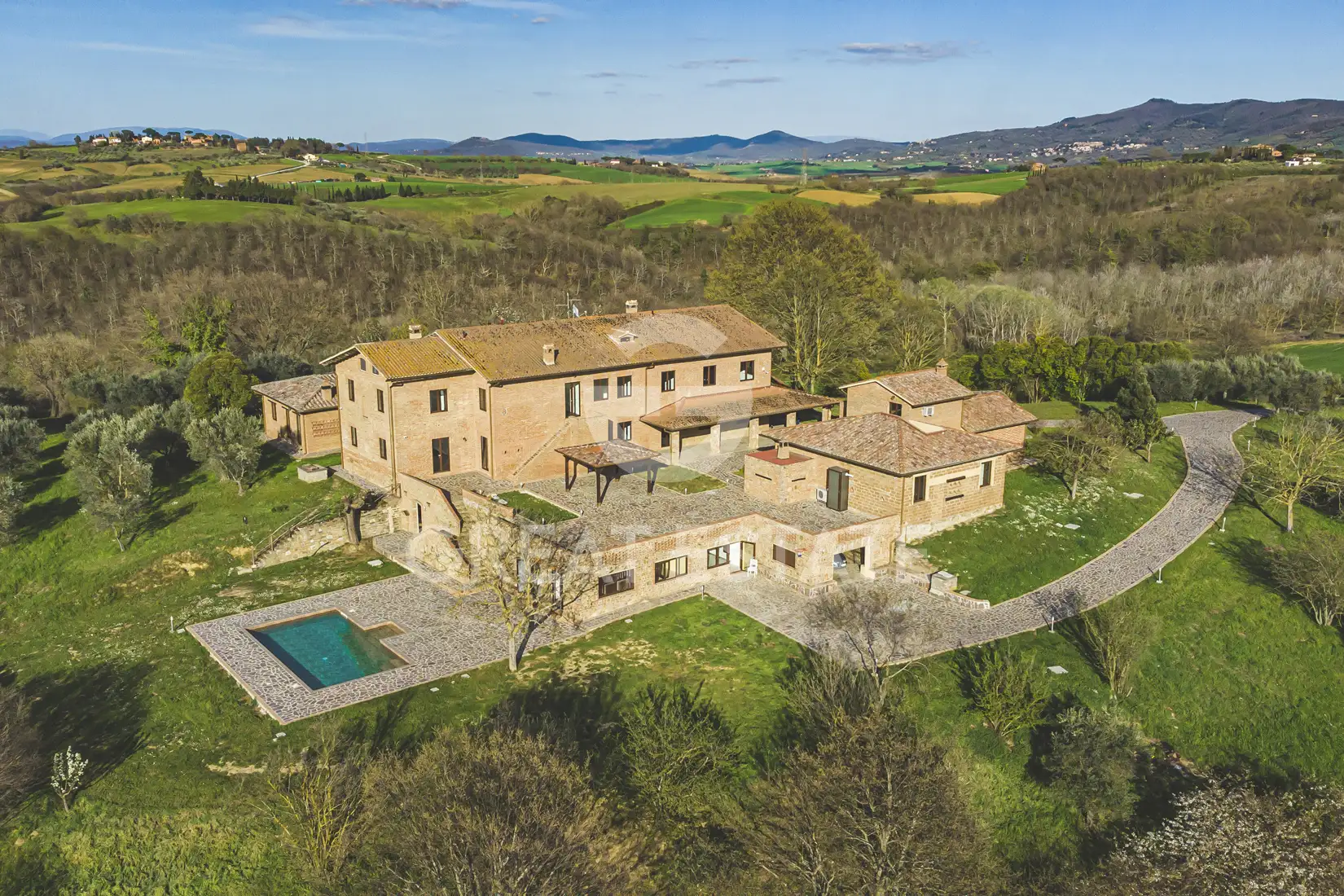 Дом 1648м² в Италии, Перуджа. Стоимостью 3000000€ аренда фото-2
