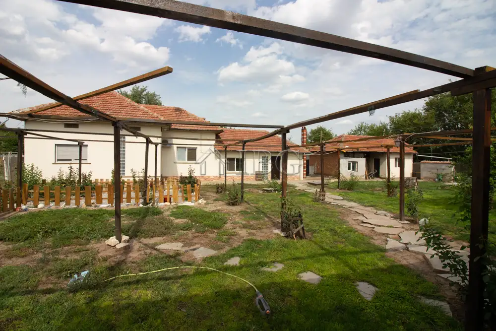 Дом 100м² в Болгарии, Полски Тръмбеш. Стоимостью 95000€ аренда фото-1